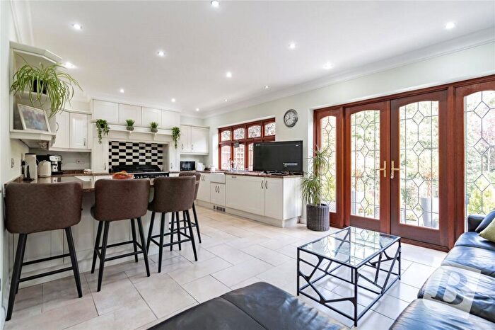 4 Bedroom Detached House For Sale In Lake Rise, Romford, RM1