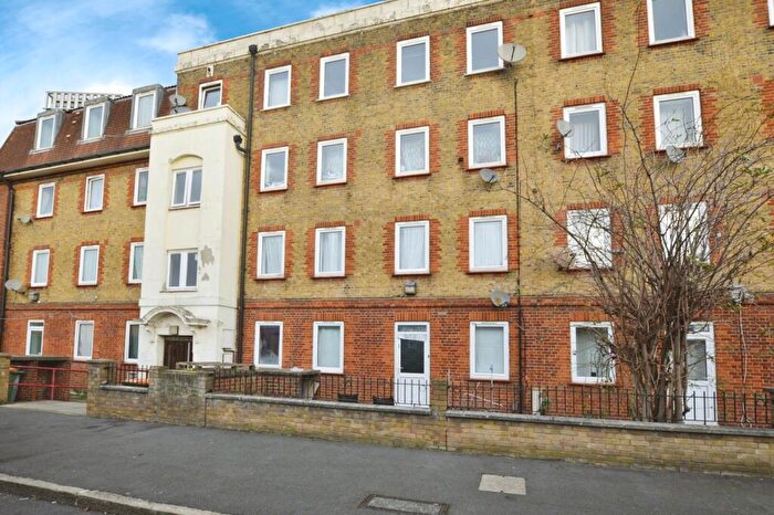 3 Bedroom Flat For Sale In Milner Road, London, E15