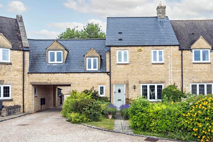 3 Bedroom Link Detached House For Sale In The Stocks, Chadlington, OX7