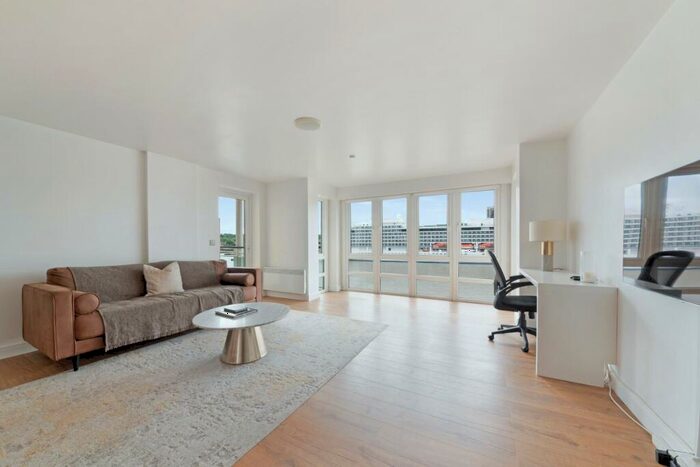 2 Bedroom Apartment To Rent In St. Davids Square, Isle Of Dogs, London, E14