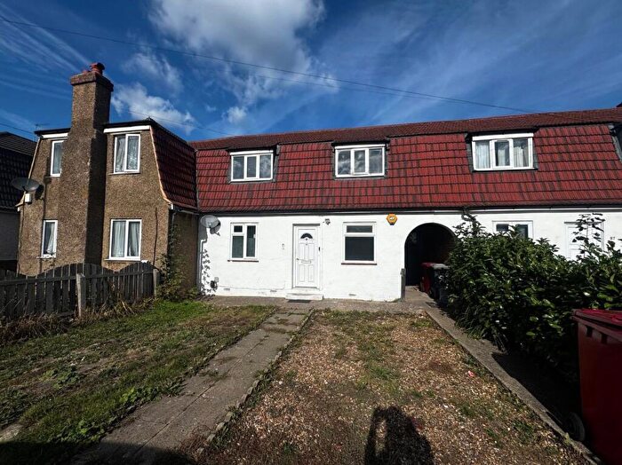 3 Bedroom Detached House To Rent In Elliman Avenue, Slough, SL2
