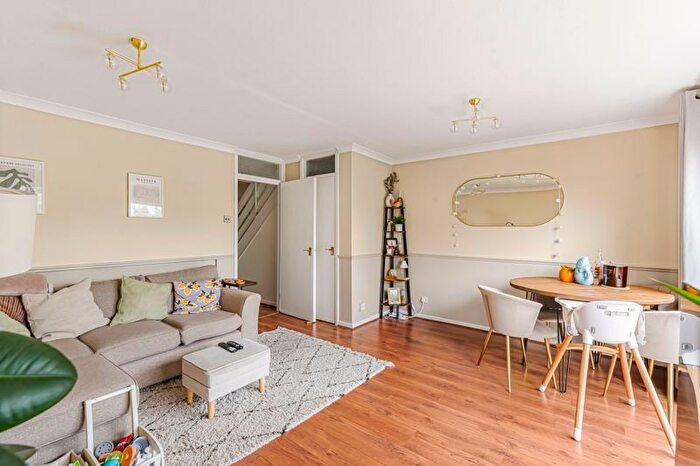 2 Bedroom Flat For Sale In Manor Road, Sidcup, DA15