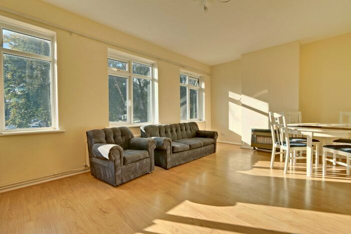 3 Bedroom Flat To Rent In Station Parade, Cockfosters Road, EN4