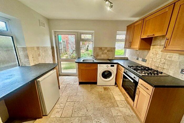 2 Bedroom Maisonette To Rent In Shrublands Close, Chigwell, IG7