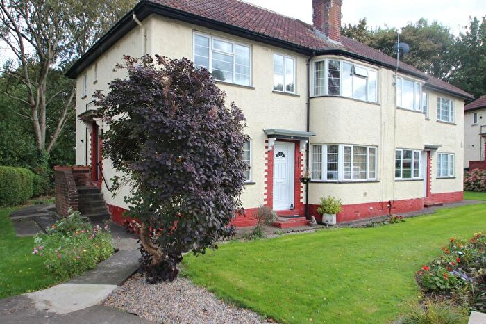 2 Bedroom Flat To Rent In Sandringham Crescent, Leeds, West Yorkshire, Uk, LS17