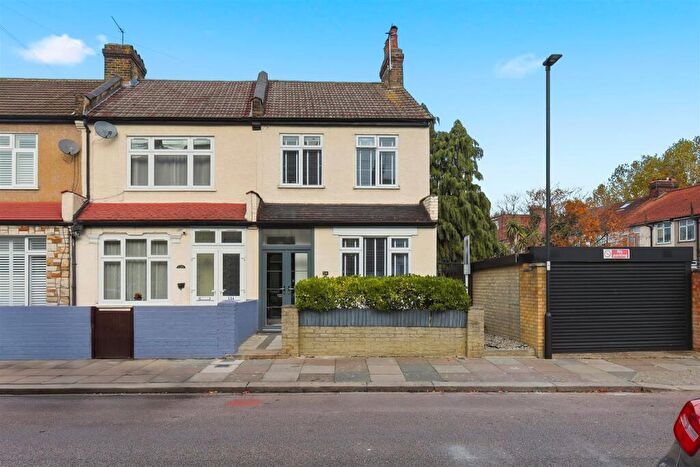 3 Bedroom End Of Terrace House For Sale In Beaconsfield Road, Enfield, EN3