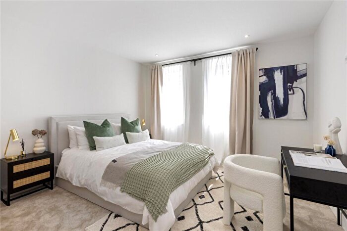 1 Bedroom Flat For Sale In Jubilee Gardens, Oatlands Drive, Weybridge, KT13