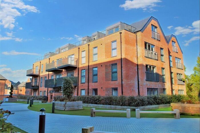 2 Bedroom Flat To Rent In Station Road, Hook, RG27