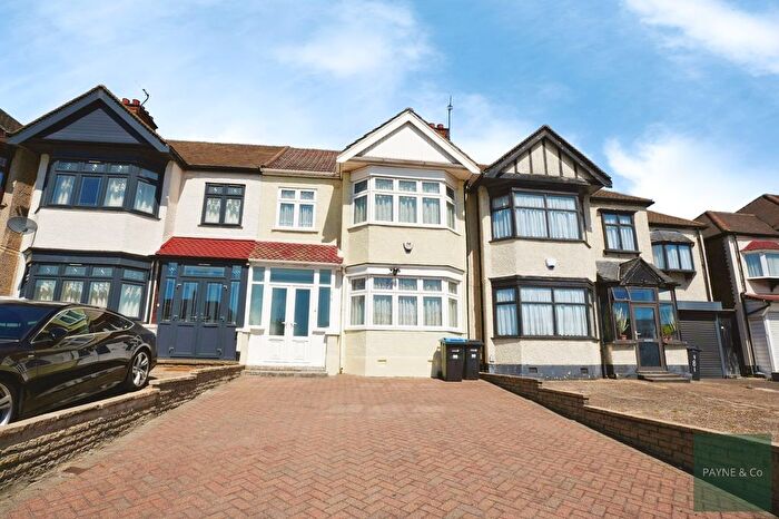 3 Bedroom Terraced House For Sale In Eastern Avenue, Ilford, IG2