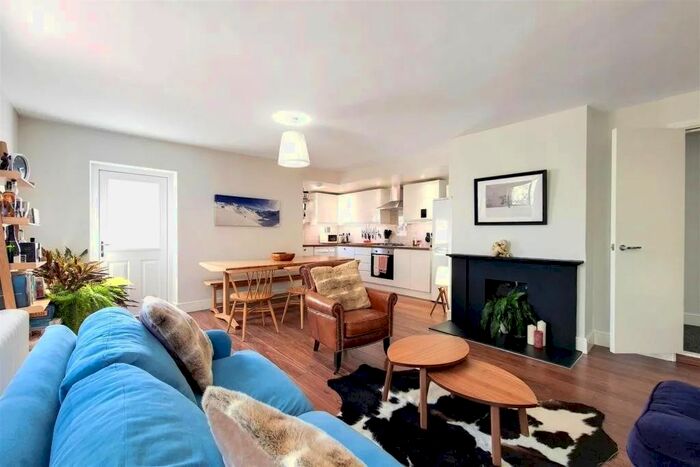 2 Bedroom Flat To Rent In St Annes Close, London, N6