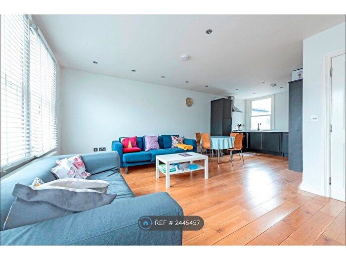 3 Bedroom Flat To Rent In Longley Road, London, SW17