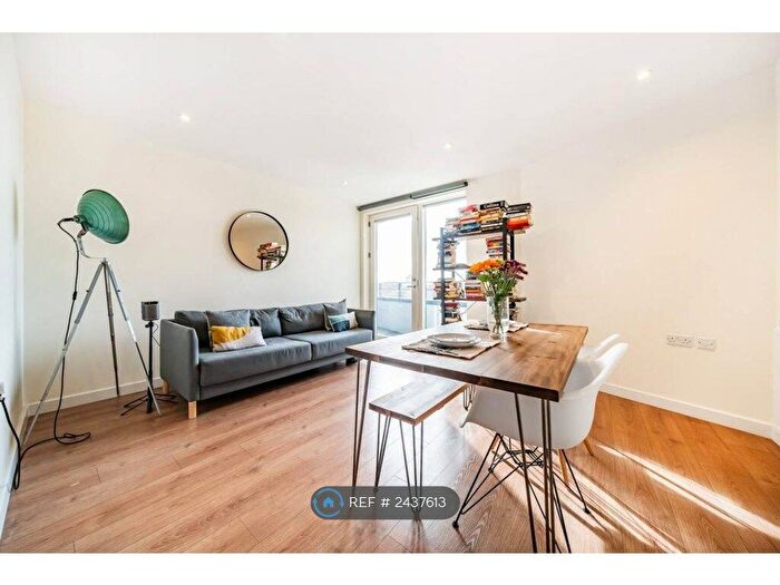 1 Bedroom Flat To Rent In St. James's Crescent, London, SW9