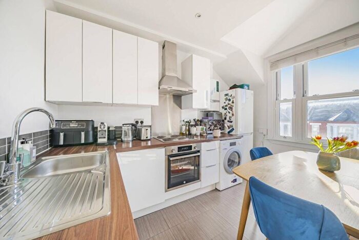 2 Bedroom Flat To Rent In Hemstal Road, Brondesbury, NW6