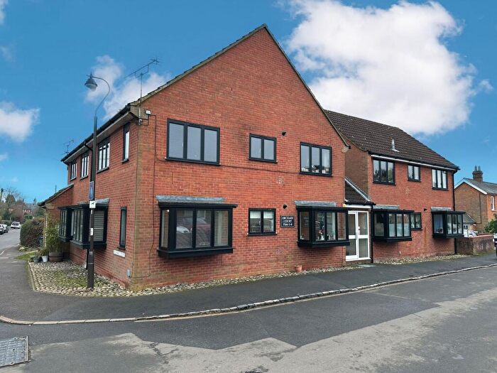 2 Bedroom Flat For Sale In Wynnswick Road, Seer Green, HP9