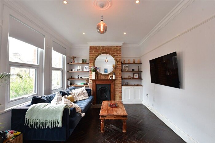 3 Bedroom Maisonette For Sale In Blyth Road, Walthamstow, Waltham Forest, E17