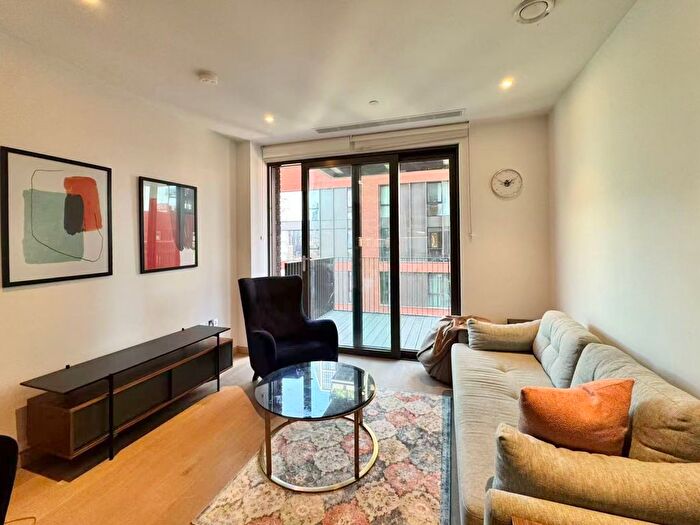 2 Bedroom Flat To Rent In Viaduct Gardens, London, SW11