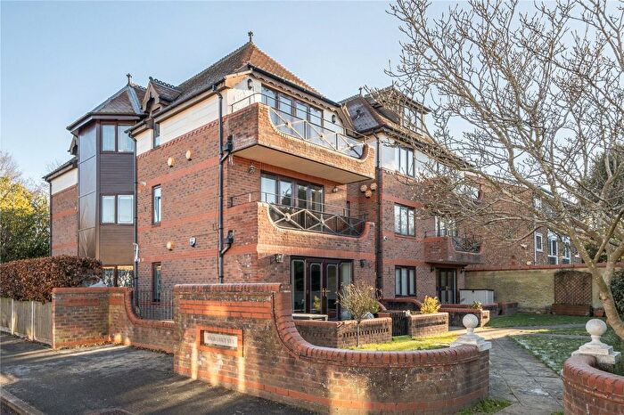 2 Bedroom Flat For Sale In Kings Chase View, The Ridgeway, Enfield, EN2