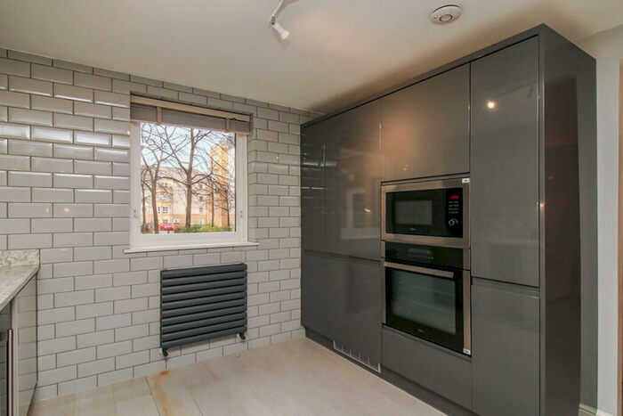 2 Bedroom Flat To Rent In Dicksonfield, Edinburgh, Midlothian, EH7