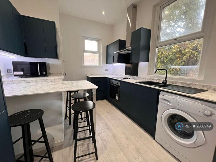 4 Bedroom End Of Terrace House To Rent In Hesketh Avenue, Leeds, LS5