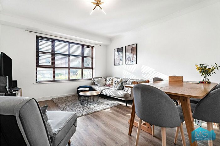 2 Bedroom Flat For Sale In Woodside Lane, London, N12