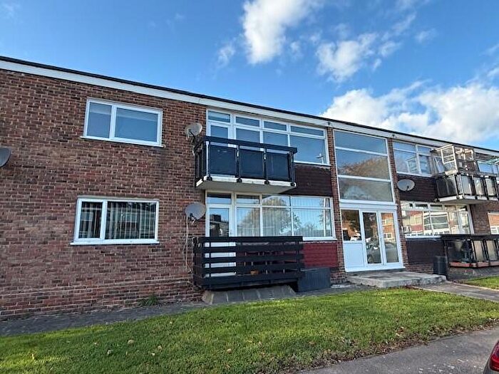 3 Bedroom Flat To Rent In Cypress Court, Rochester., ME2