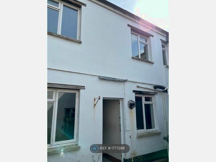 2 Bedroom Flat To Rent In Litchdon Street, Barnstaple, EX32