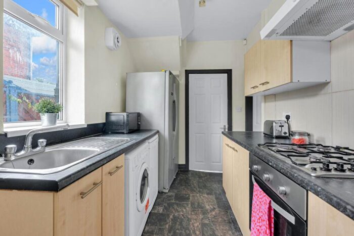 5 Bedroom House To Rent In Ash Road, Leeds, LS6