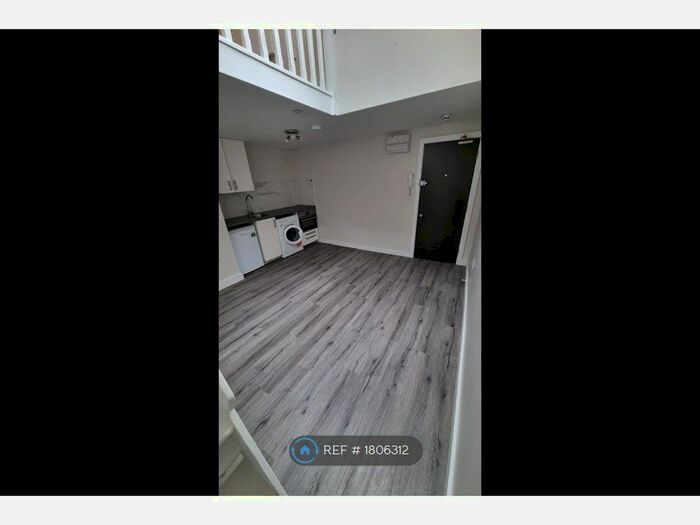 Studio To Rent In Lichfield Grove, London, N3