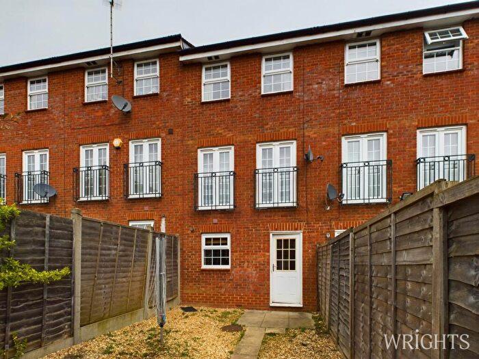 3 Bedroom Town House For Sale In Merrick Close, Stevenage, SG1