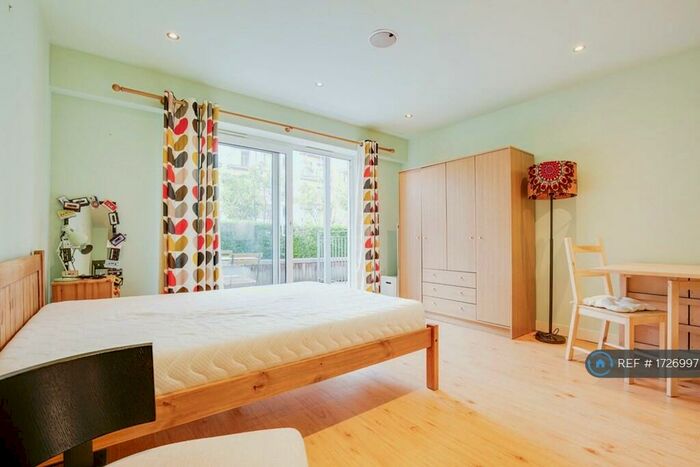 Studio To Rent In London, London, NW9