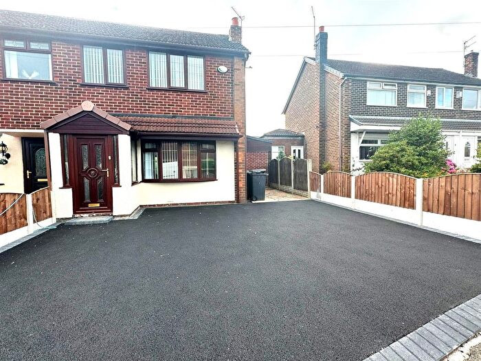 3 Bedroom Semi-Detached House To Rent In Prospect Drive, Failsworth, Manchester, M35