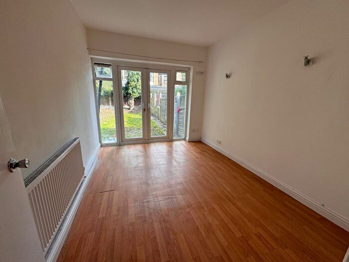 2 Bedroom Flat For Sale In Valentines Road, Ilford, Essex, IG1