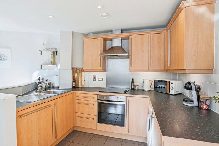 3 Bedroom Flat To Rent In Landor Road, London, SW9