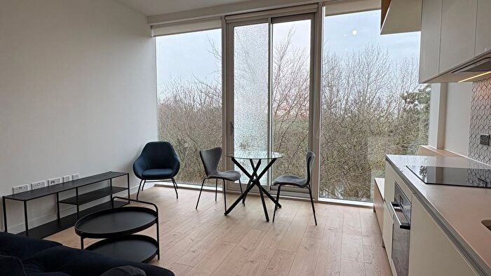 1 Bedroom Flat To Rent In Great West Road, Brentford, TW8