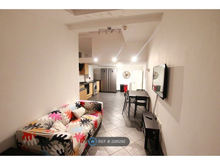 6 Bedroom Terraced House To Rent In Grange Avenue, Reading, RG6