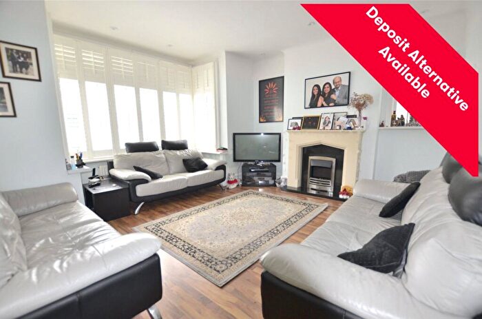 4 Bedroom Semi-Detached House To Rent In Grosvenor Gardens, Wallington, SM6