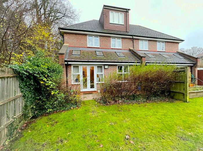 3 Bedroom Semi-Detached House To Rent In Burrow Close, Watford, WD17
