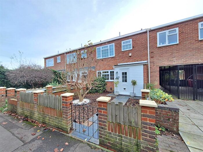 3 Bedroom Terraced House To Rent In Buckingham Drive, RG4