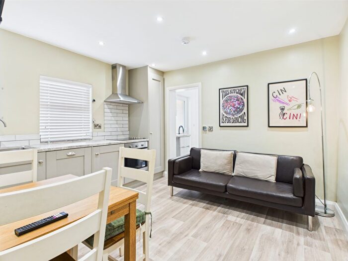 2 Bedroom Flat To Rent In Eglantine Avenue, Belfast, BT9