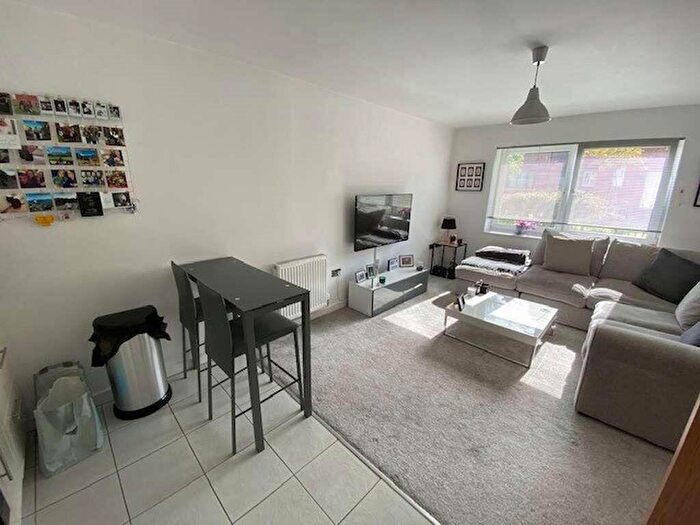 2 Bedroom Apartment To Rent In Apt Sheen Gardens, H/Green, M22
