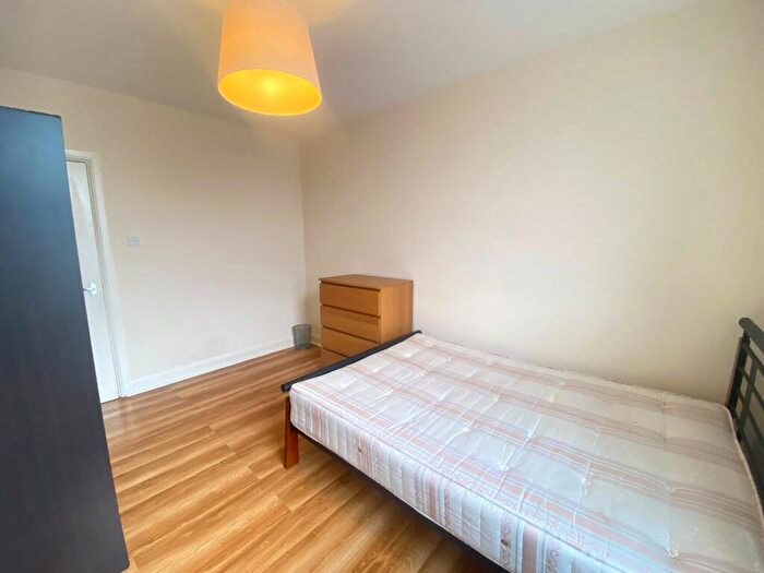 2 Bedroom Apartment To Rent In Balham High Road, London, SW12