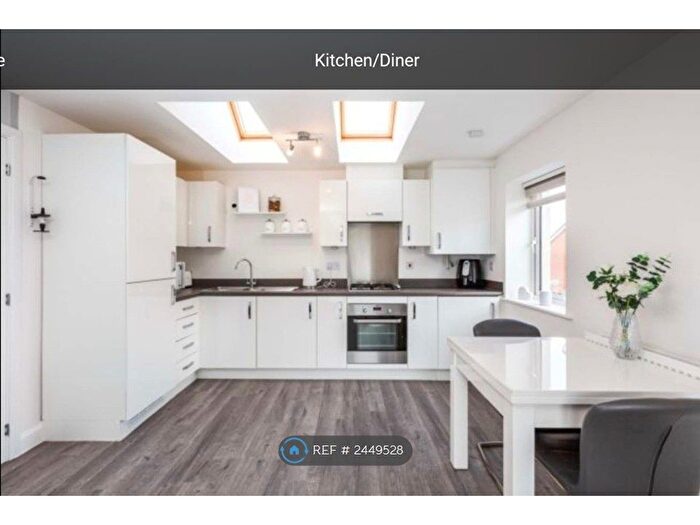 2 Bedroom Flat To Rent In Oakes Crescent, Dartford, DA1