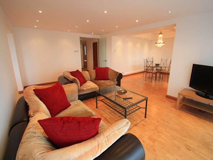 3 Bedroom Flat To Rent In The Bowls, Chigwell, Essex, IG7