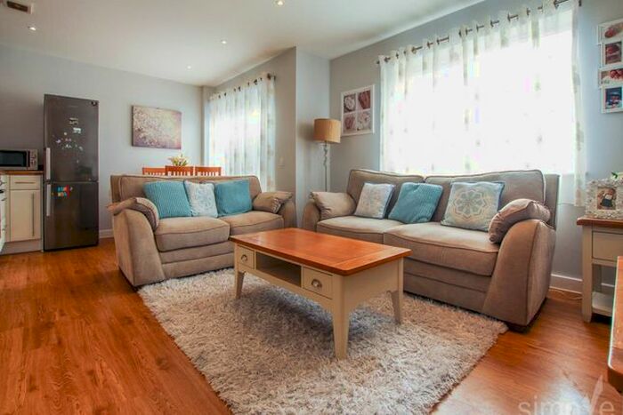 2 Bedroom Flat To Rent In Gateway Court, Convent Way, Southall, UB2