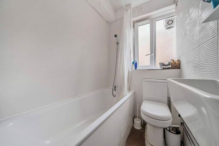 3 Bedroom Flat To Rent In Green Lanes, Finsbury Park, London, N4