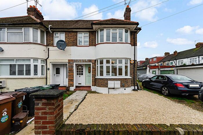 2 Bedroom Flat For Sale In Hollywood Road, Chingford, E4