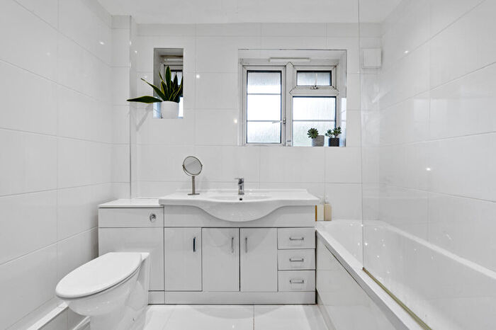 2 Bedroom Apartment For Sale In West Barnes Lane, New Malden, KT3