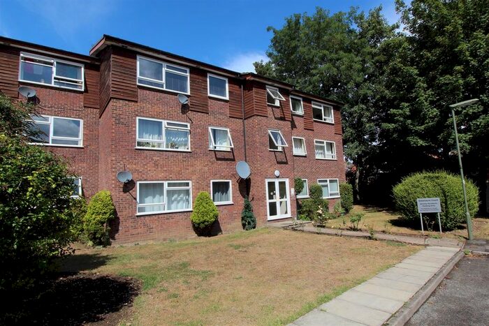 2 Bedroom Flat To Rent In Greenacre Court, Englefield Green, Egham, TW20
