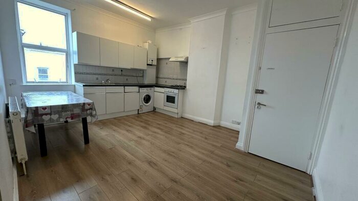 2 Bedroom Flat To Rent In Francis Road, Leyton, E10