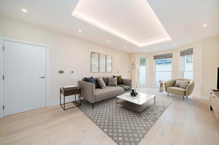 2 Bedroom Flat For Sale In Oak Hill Road, Surbiton, KT6